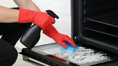 オーブンにこびりついた古い油汚れや汚れを取り除くのに最も効果的な製品です。