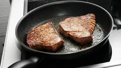 調理中に食材がフライパンにくっついてしまう場合は、この方法を試してみてください。問題が解決するはずです。