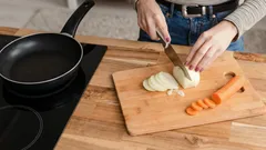 スープの理想的な野菜ベースを作るには、玉ねぎとにんじん、どちらを先に炒めるべき?